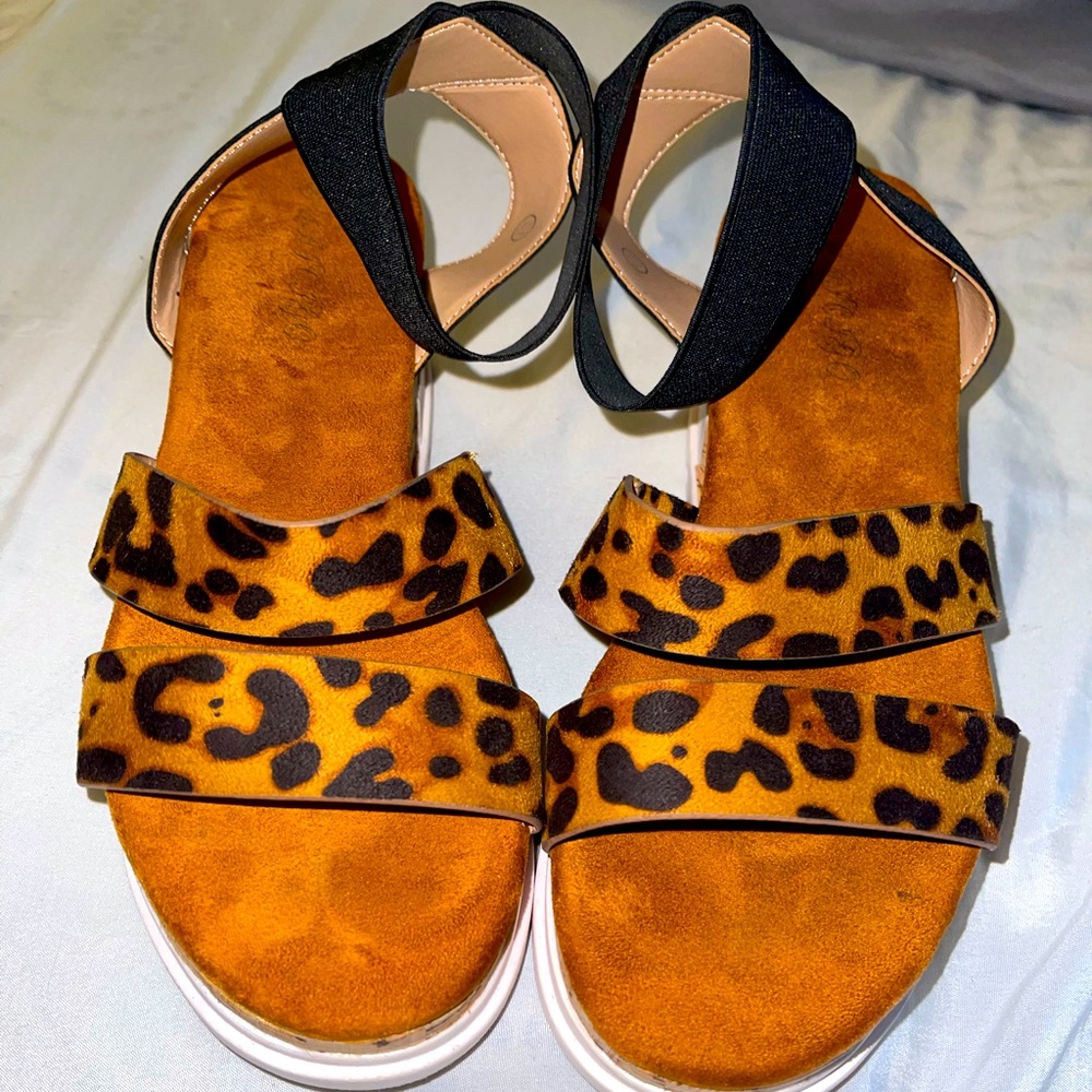 Cute platform leopard sandals tried on only